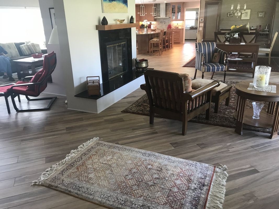 living area with rug